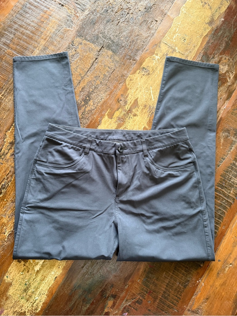 Vuori Meta Pant Size 34, Zip Pocket Flat Front, Gray